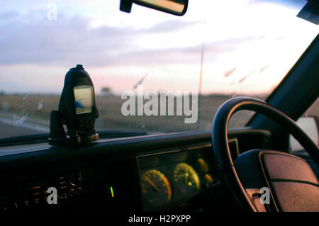 À l'intérieur d'une voiture sur une route australienne au coucher du soleil Banque D'Images