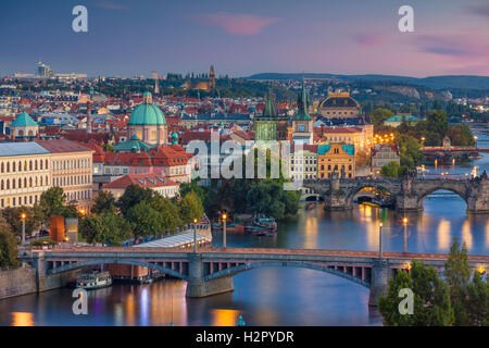 Prague le coucher du soleil. Image de Prague, capitale de la République tchèque et le Pont Charles, au coucher du soleil. Banque D'Images