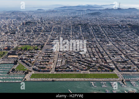 Après-midi vue aérienne de la baie de San Francisco et le quartier du port de plaisance de la communauté. Banque D'Images