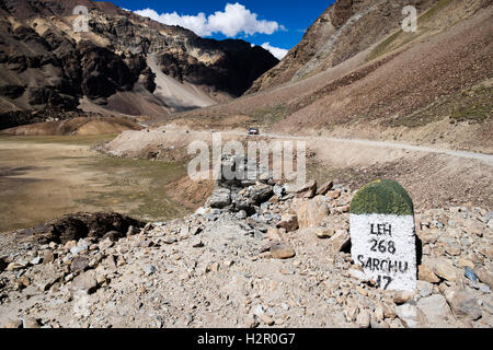 Le vélo de route, Manali Leh Himalaya indien (traverser le col Baralacha pour atteindre le plateau tibétain sur le vélo) Banque D'Images