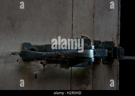 Une des poignées de porte sur le corps d'un réfrigérateur à l'intérieur de St Ann's Hospital morgue, Haringey, au nord de Londres, UK Banque D'Images