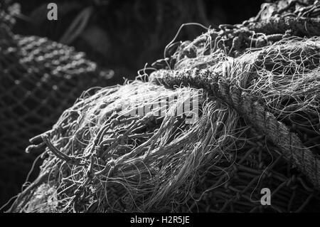 Une image en noir et blanc de filets de pêche et des cordages Banque D'Images