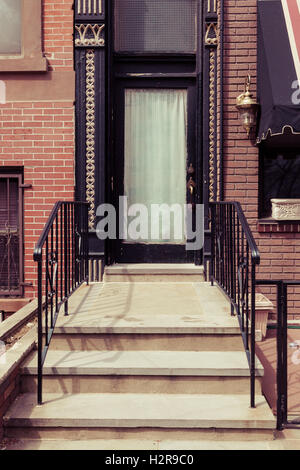 Un brownstone entrée dans Hoboken, New Jersey. Banque D'Images