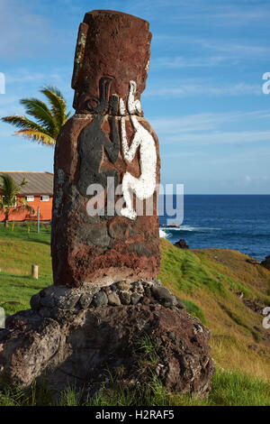 Moai statue sur la côte de l'île de Pâques (Rapa nui) dans la capitale Hanga Roa. Banque D'Images