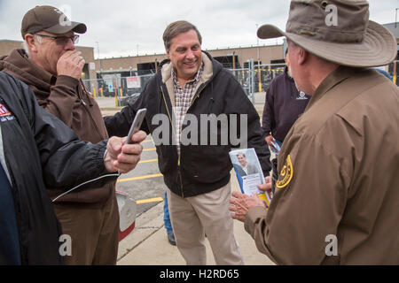 Hodgkins, Illinois, USA. 30 Septembre, 2016. Fred Zuckerman (centre) des campagnes pour président de la 1,3-millions de membres des Teamsters. L'Organisation des Teamsters Zuckerman est composé d'ardoise les réformistes qui s'opposent à l'Union européenne titulaires dirigé par James P. Hoffa. Zuckerman a été de faire campagne dans un immense United Parcel Service, près de Chicago. Bulletins des membres sont comptés à la mi-novembre. Crédit : Jim West/Alamy Live News Banque D'Images