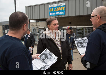 Hodgkins, Illinois, USA. 30 Septembre, 2016. Fred Zuckerman (centre) des campagnes pour président de la 1,3-millions de membres des Teamsters. L'Organisation des Teamsters Zuckerman est composé d'ardoise les réformistes qui s'opposent à l'Union européenne titulaires dirigé par James P. Hoffa. Zuckerman a été de faire campagne dans un immense United Parcel Service, près de Chicago. Bulletins des membres sont comptés à la mi-novembre. Crédit : Jim West/Alamy Live News Banque D'Images