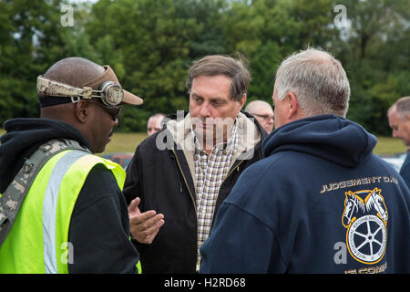 Hodgkins, Illinois, USA. 30 Septembre, 2016. Fred Zuckerman (centre) des campagnes pour président de la 1,3-millions de membres des Teamsters. L'Organisation des Teamsters Zuckerman est composé d'ardoise les réformistes qui s'opposent à l'Union européenne titulaires dirigé par James P. Hoffa. Zuckerman a été de faire campagne dans un immense United Parcel Service, près de Chicago. Bulletins des membres sont comptés à la mi-novembre. Crédit : Jim West/Alamy Live News Banque D'Images