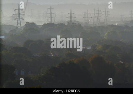 Wimbedon Londres, Royaume-Uni. 1er octobre 2016. Pylônes à s'élever au-dessus le paysage dans le sud-ouest de Londres baignée de soleil de l'automne tôt le matin : Crédit amer ghazzal/Alamy Live News Banque D'Images