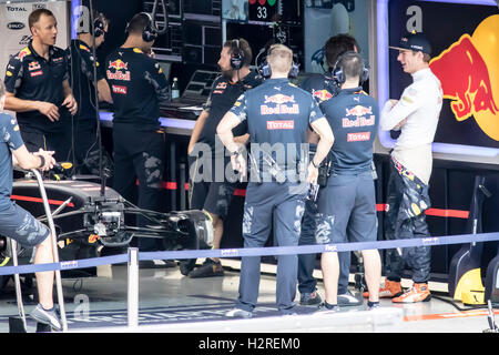 Kuala Lumpur, Malaisie. Septembre 30, 2016. Max Verstappen (L) parler avec son garage de l'équipage. Credit : Danny Chan/Alamy Live News. Banque D'Images