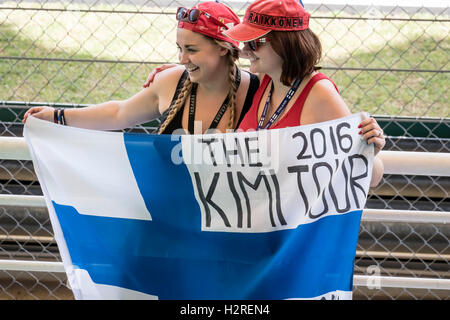 Kuala Lumpur, Malaisie. Septembre 30, 2016. Les fans de F1 soutenir leur favori pilote de F1 et de l'équipe. Credit : Danny Chan/Alamy Live News. Banque D'Images