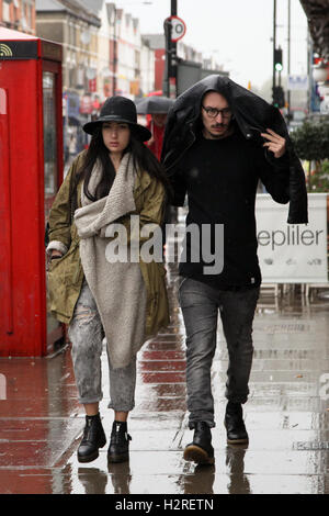 Le nord de Londres, Royaume-Uni. 06Th Oct, 2016. Météo britannique. Les gens à l'abri de la pluie dans le nord de Londres. Credit : Dinendra Haria/Alamy Live News Banque D'Images