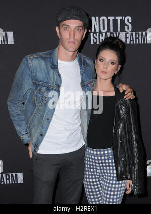 Buena Park, CA, USA. Sep 30, 2016. 30 septembre 2016 - Buena Park, Californie. Josh Beech, Grimes-Beech Shenae . Knott's Scary Farm Tapis noir a tenu à Knott's Berry Farm. Crédit photo : Birdie Thompson/AdMedia Crédit : Birdie Thompson/AdMedia/ZUMA/Alamy Fil Live News Banque D'Images