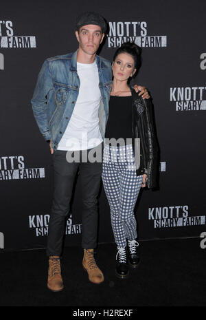 Buena Park, CA, USA. Sep 30, 2016. 30 septembre 2016 - Buena Park, Californie. Josh Beech, Grimes-Beech Shenae . Knott's Scary Farm Tapis noir a tenu à Knott's Berry Farm. Crédit photo : Birdie Thompson/AdMedia Crédit : Birdie Thompson/AdMedia/ZUMA/Alamy Fil Live News Banque D'Images