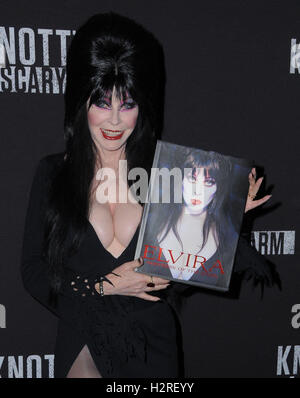 Buena Park, CA, USA. Sep 30, 2016. 30 septembre 2016 - Buena Park, Californie. Elvira. Knott's Scary Farm Tapis noir a tenu à Knott's Berry Farm. Crédit photo : Birdie Thompson/AdMedia Crédit : Birdie Thompson/AdMedia/ZUMA/Alamy Fil Live News Banque D'Images