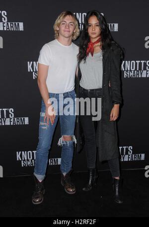 Buena Park, CA, USA. Sep 30, 2016. 30 septembre 2016 - Buena Park, Californie. Ross Lynch, Courtney Eaton. Knott's Scary Farm Tapis noir a tenu à Knott's Berry Farm. Crédit photo : Birdie Thompson/AdMedia Crédit : Birdie Thompson/AdMedia/ZUMA/Alamy Fil Live News Banque D'Images