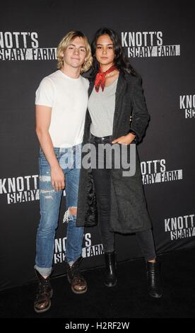 Buena Park, CA. Sep 30, 2016. Ross Lynch, Courtney Eaton aux arrivées de Knott's Scary Farm Tapis noir arrivées, Knott's Berry Farm, Buena Park, CA, le 30 septembre 2016. Credit : Elizabeth Goodenough/Everett Collection/Alamy Live News Banque D'Images