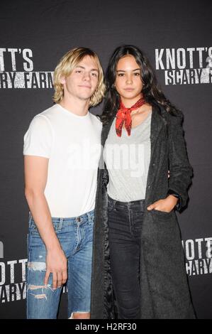 Buena Park, CA. Sep 30, 2016. Ross Lynch, Courtney Eaton aux arrivées de Knott's Scary Farm Tapis noir arrivées, Knott's Berry Farm, Buena Park, CA, le 30 septembre 2016. Credit : Elizabeth Goodenough/Everett Collection/Alamy Live News Banque D'Images