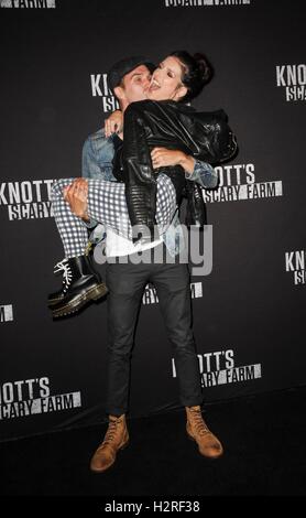 Buena Park, CA. Sep 30, 2016. Shenae Grimes, mari Josh hêtre aux arrivées de Knott's Scary Farm Tapis noir arrivées, Knott's Berry Farm, Buena Park, CA, le 30 septembre 2016. Credit : Elizabeth Goodenough/Everett Collection/Alamy Live News Banque D'Images