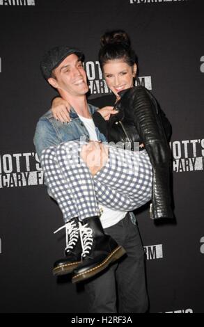 Buena Park, CA. Sep 30, 2016. Shenae Grimes, mari Josh hêtre aux arrivées de Knott's Scary Farm Tapis noir arrivées, Knott's Berry Farm, Buena Park, CA, le 30 septembre 2016. Credit : Elizabeth Goodenough/Everett Collection/Alamy Live News Banque D'Images