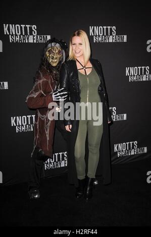 Buena Park, CA. Sep 30, 2016. Carrie Keagan aux arrivées de Knott's Scary Farm Tapis noir arrivées, Knott's Berry Farm, Buena Park, CA, le 30 septembre 2016. Credit : Elizabeth Goodenough/Everett Collection/Alamy Live News Banque D'Images