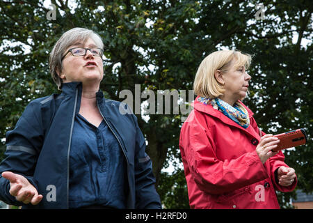 Londres, Royaume-Uni. 1er octobre 2016. Caroline Russell, membre du Parti Vert de l'Assemblée de Londres, adresses d'activistes de l'environnement préparer pour parcourir l'ouest de Londres dans la direction de l'aéroport d'Heathrow à protester contre l'expansion de l'aéroport et, en particulier, contre une troisième piste à l'aéroport. Les cyclistes portaient du rouge pour représenter la ligne 'red' être traversé par l'expansion de l'aviation. Credit : Mark Kerrison/Alamy Live News Banque D'Images