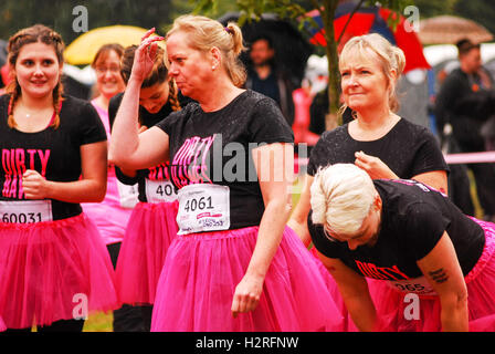 Londres, Royaume-Uni. 1er octobre 2016. La recherche sur le cancer boueux joli 5k charity run London Crédit : Philip Robins/Alamy Live News Banque D'Images