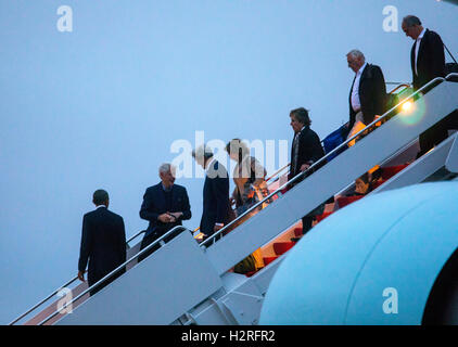 Le président des États-Unis Barack Obama (L), suivie par l'ancien président américain Bill Clinton, secrétaire d'Etat américain John Kerry, et de la Chambre, Nancy Pelosi, chef de la minorité à pied off Air Force One sur leur retourne à Andrews Air Force Base forme Israël, où ils ont assisté aux funérailles de Shimon Peres, dans le Maryland, USA, 30 septembre 2016. Crédit : Jim LoScalzo / Piscine via CNP /MediaPunch Banque D'Images