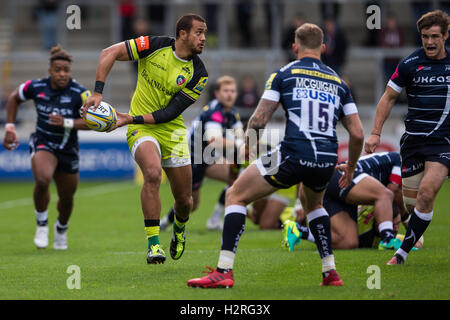 Stade AJ Bell, Salford, Royaume-Uni. 06Th Oct, 2016. Aviva Premiership Rugby. Sale Sharks contre les Leicester Tigers. Leicester Tigers Peter Betham aile passe le ballon au-delà de Sale Sharks fullback Byron McGuigan. Credit : Action Plus Sport/Alamy Live News Banque D'Images