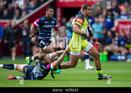 Stade AJ Bell, Salford, Royaume-Uni. 06Th Oct, 2016. Aviva Premiership Rugby. Sale Sharks contre les Leicester Tigers. Sale Sharks fullback Byron McGuigan tire le pantalon de Leicester Tigers wing Peter Betham. Credit : Action Plus Sport/Alamy Live News Banque D'Images