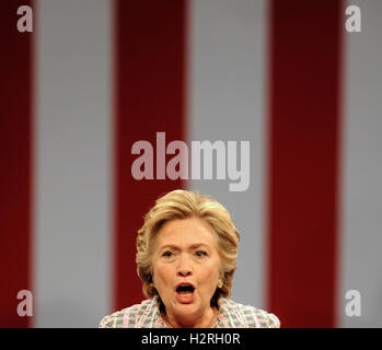 Fort Pierce, États-Unis. Sep 30, 2016. 30 septembre 2016 - Fort Pierce, Florida, United States - candidat à la présidence démocrate Hillary Clinton parle au service national à un rassemblement électoral au Sunrise Theatre à Fort Pierce, Floride le 30 septembre 2016. (Paul Hennessy/Alamy) Banque D'Images