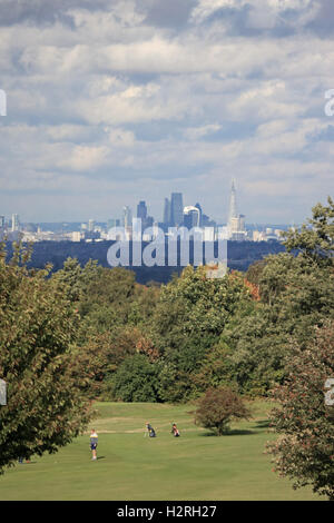 Epsom Downs, Surrey, UK. 1er octobre 2016. Cumulus au-dessus de la ville de Londres, vue de l'Epsom Downs Golf proche, sur une journée en averses à Surrey. Credit : Julia Gavin UK/Alamy Live News Banque D'Images