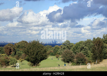 Epsom Downs, Surrey, UK. 1er octobre 2016. Cumulus au-dessus de la ville de Londres, vue de l'Epsom Downs Golf proche, sur une journée en averses à Surrey. Credit : Julia Gavin UK/Alamy Live News Banque D'Images