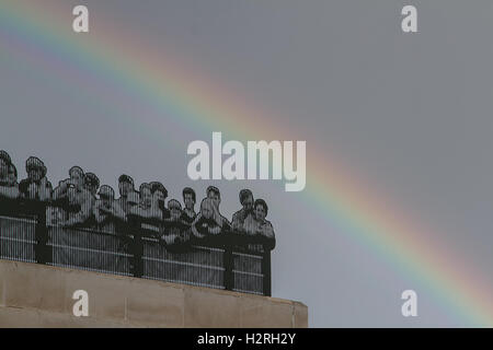 Wimbedon Londres, Royaume-Uni. 1er octobre 2016. Les sculptures humaines représentées devant un double arc-en-ciel apparaît au-dessus de la gare de Wimbledon après un orage Crédit : amer ghazzal/Alamy Live News Banque D'Images