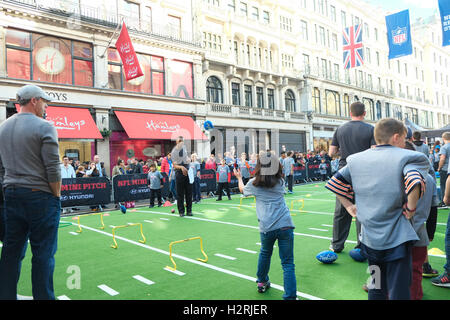 Londres, Royaume-Uni. 1er octobre 2016. Regents Street est piétonne, pour sa 4ème année NFL fan festival, plus de 60 000 personnes sont attendues à visiter l'événement. Inclus dans le programme jours sont des jeux interactifs où les fans peuvent avoir un rendez-vous à coups de pierres et des entrevues avec des légendes,NFL,des concours pour gagner des billets pour un vol et les Giants de New York match à domicile. Credit : claire doherty/Alamy Live News Banque D'Images