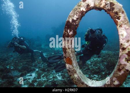 Cancun, Quintana Roo état. Sep 30, 2016. Plongée les touristes à visiter le musée d'art sous-marine (MUSA) dans la zone de villégiature de Cancun, Quintana Roo, Mexique de l'État le 30 septembre 2016. MUSA est créé dans les eaux des Caraïbes Mexicaines et l'on croit être le plus grand musée sous-marin de l'art contemporain dans le monde. © Mauricio Collado/Xinhua/Alamy Live News Banque D'Images