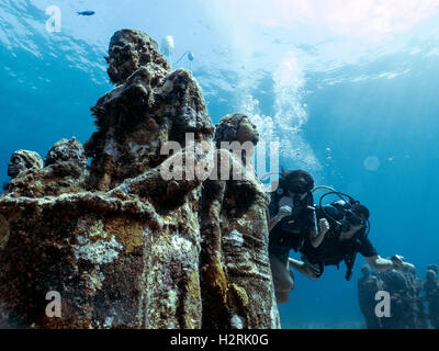 Cancun, Quintana Roo état. Sep 30, 2016. Plongée les touristes à visiter le musée d'art sous-marine (MUSA) dans la zone de villégiature de Cancun, Quintana Roo, Mexique de l'État le 30 septembre 2016. MUSA est créé dans les eaux des Caraïbes Mexicaines et l'on croit être le plus grand musée sous-marin de l'art contemporain dans le monde. © Mauricio Collado/Xinhua/Alamy Live News Banque D'Images