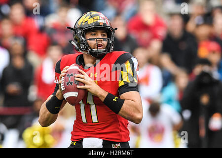 College Park, Maryland, USA. 1 octobre, 2016. Université du Maryland quarterback PERRY HILLS (11) en action dans la capitale un champ à Maryland College Park, stade, au Maryland. Credit : Amy Sanderson/ZUMA/Alamy Fil Live News Banque D'Images