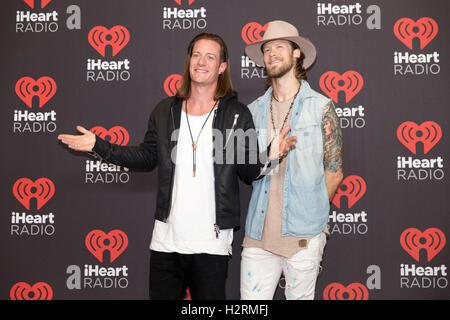Las Vegas, Nevada, USA. Sep 24, 2016. TYLER HUBBARD ET BRIAN KELLEY de Floride Géorgie pose de ligne sur le tapis rouge au iHeartRadio Music Festival à Las Vegas, Nevada © Daniel DeSlover/ZUMA/Alamy Fil Live News Banque D'Images