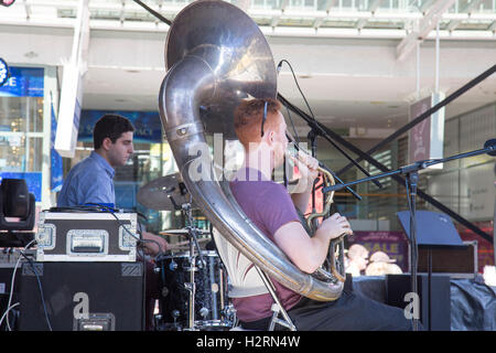 Sydney, Australie. 09Th Oct, 2016. Groupes de jazz effectuer le long du littoral à Manly Beach avec des bandes locales et internationales dans l'exécution de cette événement public gratuit. Le groupe Brassholes jouant la musique Jazz New Orleans. Modèle : crédit10/Alamy Live News Banque D'Images