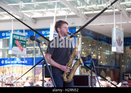 Sydney, Australie. 09Th Oct, 2016. Groupes de jazz effectuer le long du littoral à Manly Beach avec des bandes locales et internationales, en l'événement public gratuit. Le groupe Brassholes jouant la musique Jazz New Orleans. Modèle : crédit10/Alamy Live News Banque D'Images