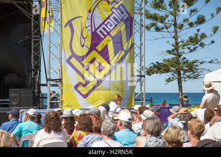 Sydney, Australie. 09Th Oct, 2016. 39e Festival de jazz de Manly annuel dans sa 39e année , Jazz effectuer le long du littoral à Manly Beach avec des bandes locales et internationales, école secondaire locale bandes ont également participer à cet événement public gratuit, Sydney, Australie : modèle de crédit10/Alamy Live News Banque D'Images