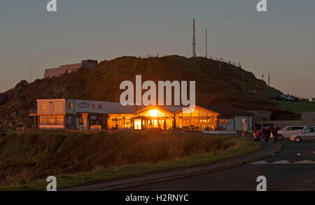 Swansea, Royaume-Uni. 09Th Oct, 2016. Météo France : le lever du soleil se reflète sur les fenêtres de Castellamare Restaurant du bracelet Bay près de Mumbles Swansea, ce matin sur le début d'une magnifique journée d'automne. Credit : Phil Rees/Alamy Live News Banque D'Images