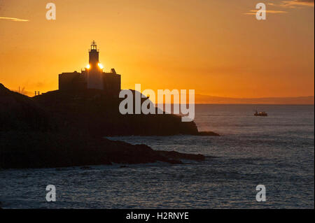 Swansea, Royaume-Uni. 09Th Oct, 2016. Météo France : lever du soleil sur la baie de bracelet près de Mumbles Swansea, ce matin sur le début d'une magnifique journée d'automne. Credit : Phil Rees/Alamy Live News Banque D'Images