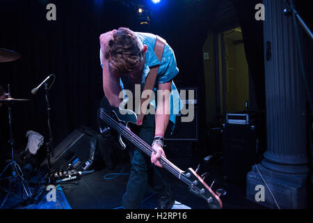 Londres, 1er octobre 2016. La bande Indierock Wholls effectuer sur scène à ce sentiment nuit à l'eau des rats. Credit : Alberto Pezzali/Alamy live news Banque D'Images