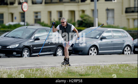 Brighton UK 2 octobre 2016. Météo France : Ce rouleau blader vitesses élevées le long front de mer de Brighton et Hove comme il aime le temps d'automne chaud sur la côte sud aujourd'hui photographie prise par Simon Dack/Alamy Live News Banque D'Images