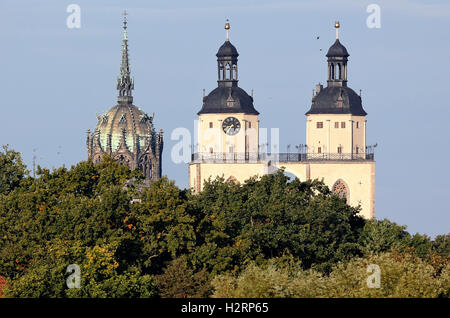 Wittenberg, Allemagne. 2e oct, 2016. Les tours de la All Saints' Church (L) et l'Église Stadtkirche à Wittenberg, Allemagne, 02 octobre 2016. La Reine Margrethe II de Danemark prend part au service de la ré-ouverture de la All Saints' Church et apporte un autel la pendaison pour l'église comme un don. Dpa : Crédit photo alliance/Alamy Live News Banque D'Images