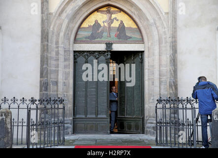 Wittenberg, Allemagne. 2e oct, 2016. Un homme ferme les thèses' en avant d'un service pour la ré-ouverture de la All Saints' Church, à Wittenberg, Allemagne, 02 octobre 2016. La Reine Margrethe II de Danemark prend part au service de la ré-ouverture de la All Saints' Church et apporte un autel la pendaison pour l'église comme un don. Dpa : Crédit photo alliance/Alamy Live News Banque D'Images