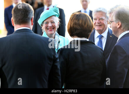 Wittenberg, Allemagne. 2e oct, 2016. La Reine Margrethe II de Danemark et le Président allemand Joachim Gauck (2.f.R) arrivent pour le service pour la ré-ouverture de la All Saints' Church, à Wittenberg, Allemagne, 02 octobre 2016. La Reine est ce qui porte un autel la pendaison pour l'église comme un don pour la ré-ouverture de la All Saints' Church. Dpa : Crédit photo alliance/Alamy Live News Banque D'Images