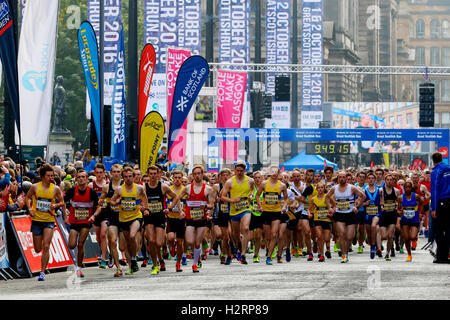 Glasgow, Royaume-Uni. 2e oct, 2016. Par un froid et brumeux matin d'octobre, plus de 30000 coureurs de tous niveaux, s'est prendre part à la grande course annuelle écossais à partir de George Square, dans le centre-ville de Glasgow. De nombreux coureurs ont été parrainés et l'exécution de lever des fonds pour leur charité. Credit : Findlay/Alamy Live News Banque D'Images