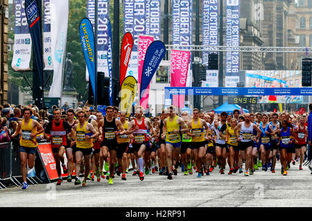 Glasgow, Royaume-Uni. 2e oct, 2016. Par un froid et brumeux matin d'octobre, plus de 30000 coureurs de tous niveaux, s'est prendre part à la grande course annuelle écossais à partir de George Square, dans le centre-ville de Glasgow. De nombreux coureurs ont été parrainés et l'exécution de lever des fonds pour leur charité. Credit : Findlay/Alamy Live News Banque D'Images